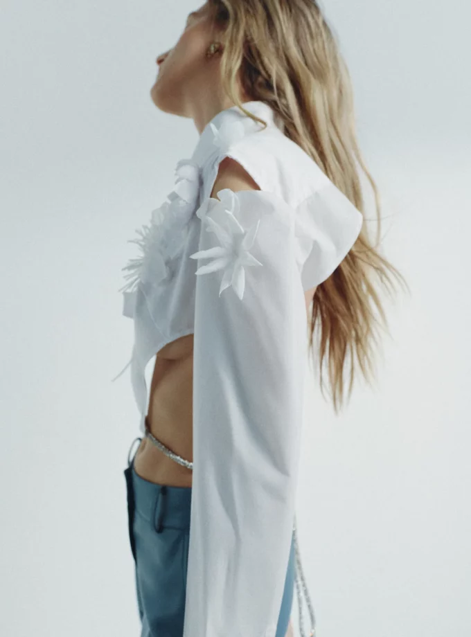 Топ OMELIA S93 білий з розрізами та квіткою