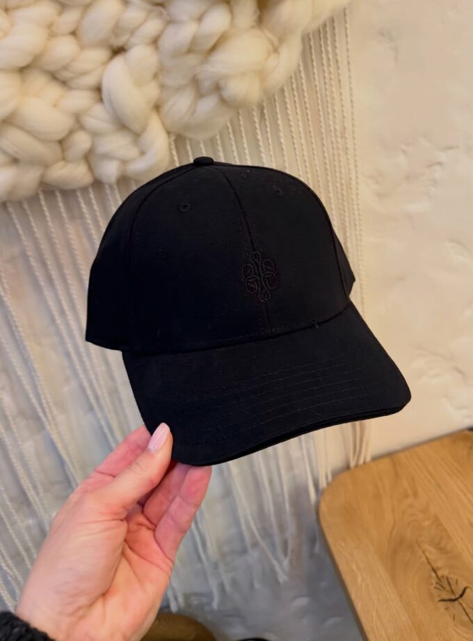 Кепка Saint чорна чорне лого