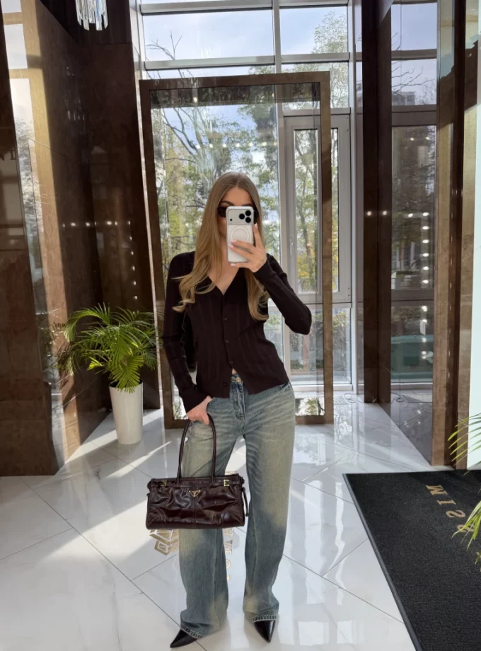 Топ Miss Diamond Kami з V-подібним вирізом коричневий